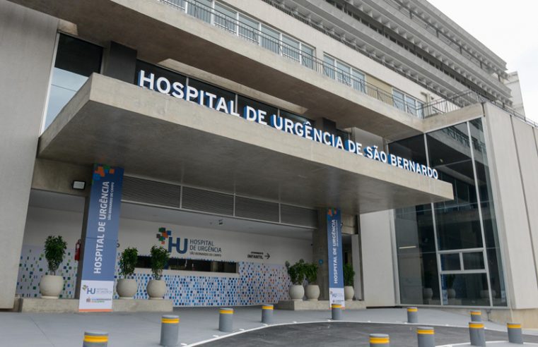 GRUPO FAZ ORAÇÃO EM FRENTE AO HOSPITAL DE URGÊNCIA EM SBC