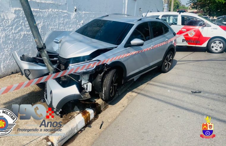 BANDIDOS ROUBAM CARRO EM SÃO BERNARDO, FOGEM PARA DIADEMA E BATEM EM POSTE