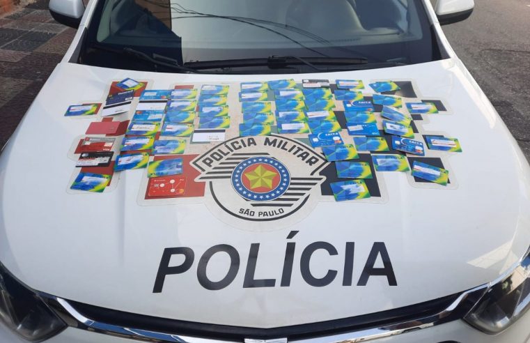 NA VIZINHA SÃO CAETANO, PM PRENDE CRIMINOSOS COM MAIS DE 60 CARTÕES EM AGÊNCIA BANCÁRIA