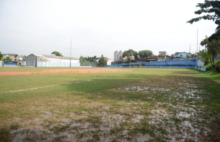 PREFEITO ORLANDO MORANDO DÁ INÍCIO À REFORMA DOS CAMPOS DO PÉROLA FC E FERRAZÓPOLIS