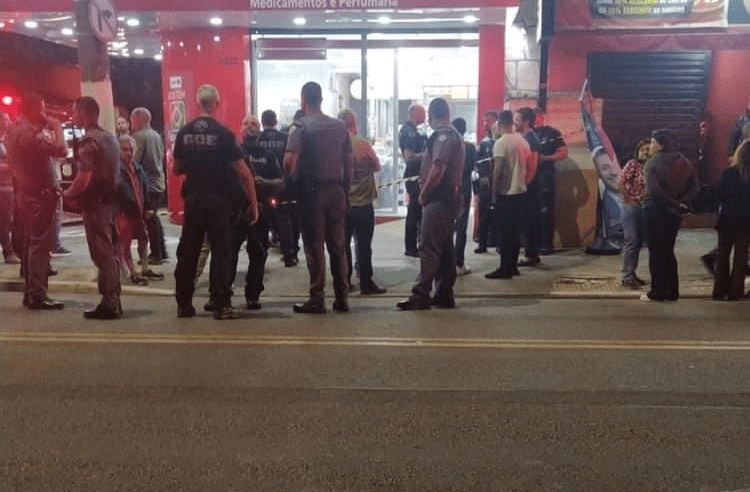 TENTATIVA DE ASSALTO A FARMÁCIA TERMINA COM DOIS BALEADOS NO RUDGE