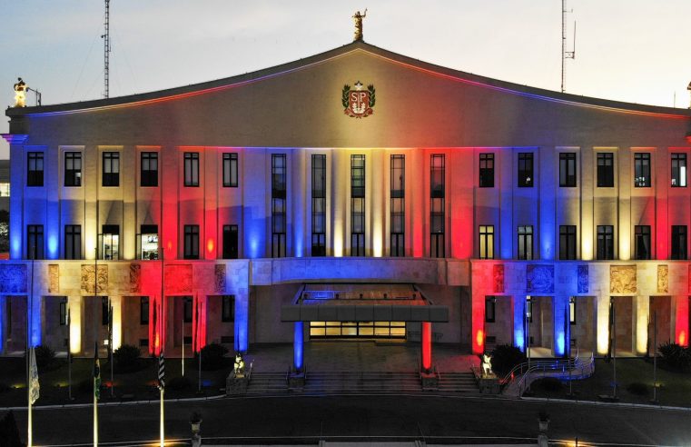 PALÁCIO DOS BANDEIRANTES ILUMINA FACHADA EM HOMENAGEM À RAINHA ELIZABETH II