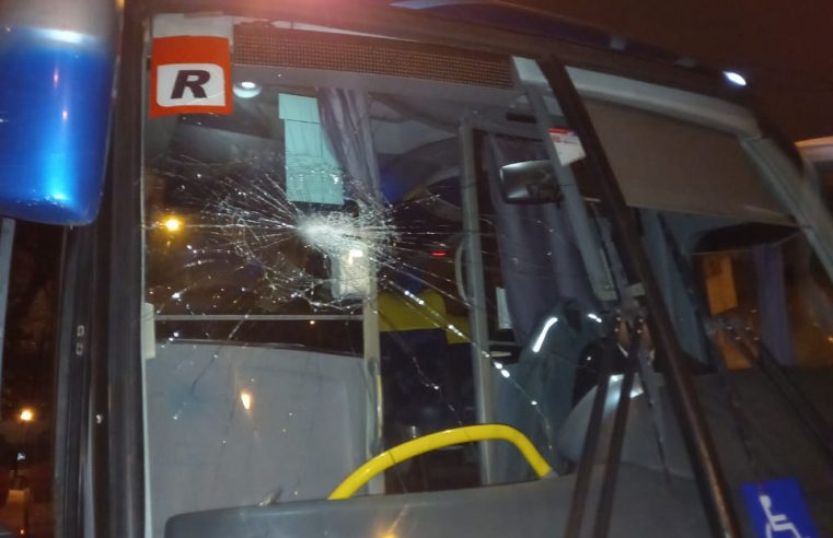 EM SÃO BERNARDO, VÂNDALOS ATACAM ÔNIBUS FRETADO QUE LEVAVA TRABALHADORES PARA CASA