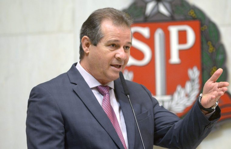 DEPUTADO ESTADUAL LUIZ FERNANDO PEDE CASSAÇÃO DE DOUGLAS GARCIA