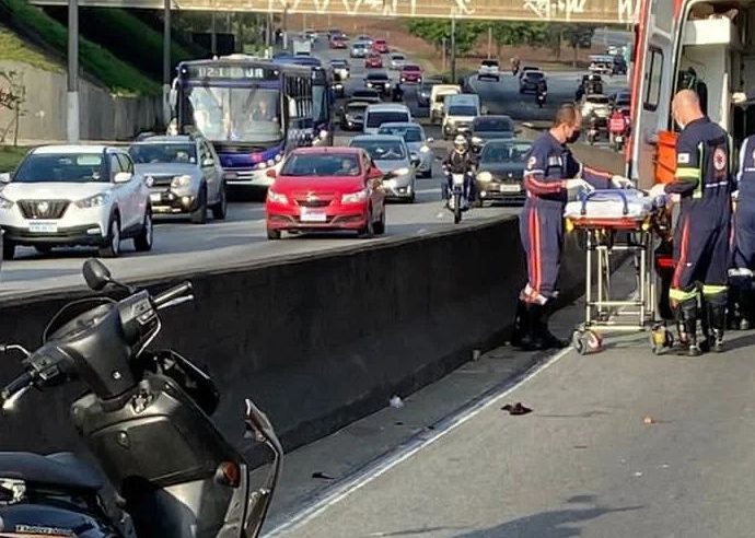 ACIDENTE GRAVE ENVOLVENDO CAMINHÃO E MOTO DEIXA UM MORTO NA AVENIDA LIONS