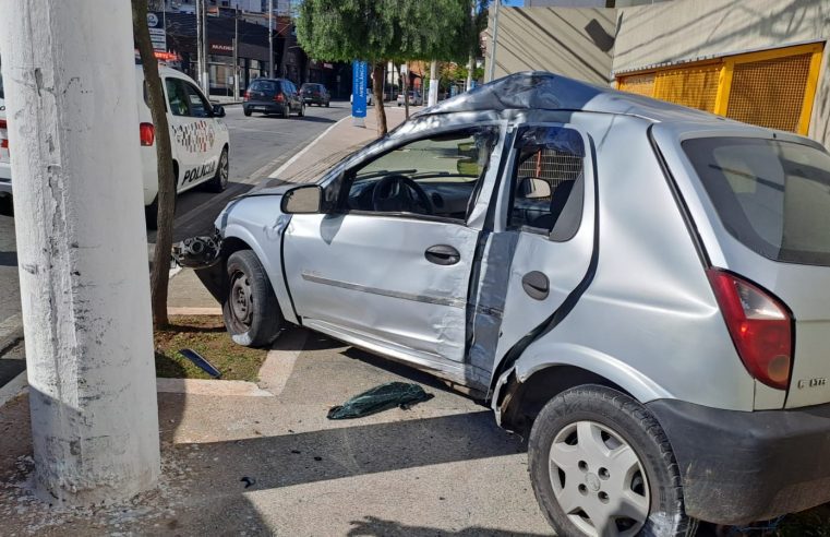 MOTORISTA PERDE O CONTROLE DE AUTOMÓVEL E BATE EM POSTE NA JOAQUIM NABUCO