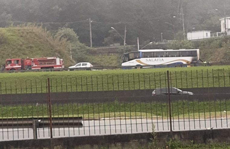 ÔNIBUS PEGA FOGO NA RODOVIA ANCHIETA