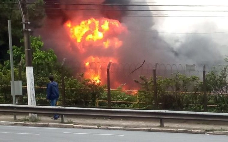 INCÊNDIO EM GALPÃO NA AVENIDA ÁLVARO GUIMARÃES