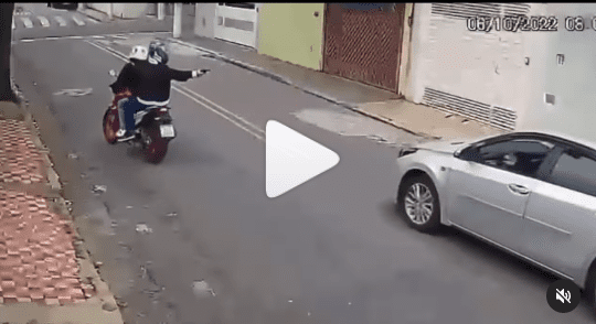 VÍDEO: MOTORISTA ATROPELA CRIMINOSOS NA PAULICÉIA; INDIVÍDUOS LEVANTAM E CONTINUAM AGINDO