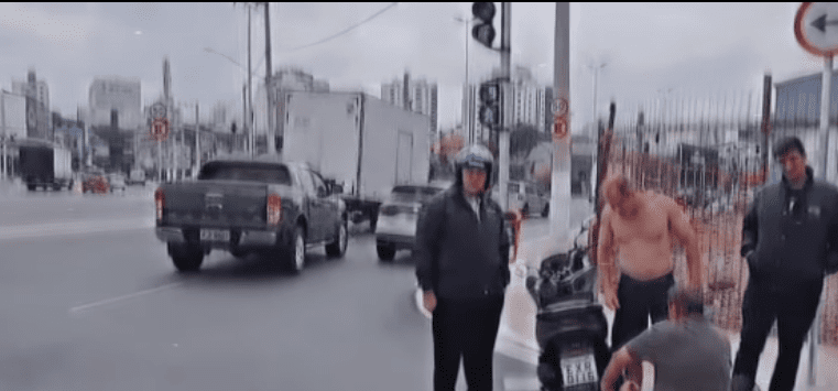 FLAGRANTE: POPULARES IMOBILIZAM HOMEM QUE FURTOU CELULAR DENTRO DA IGREJA