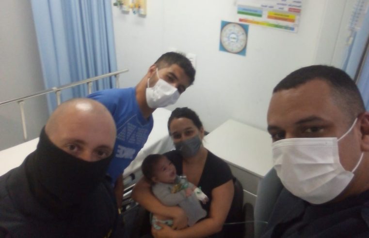 NA RUA TIRADENTES, GUARDAS MUNICIPAIS SALVAM BEBÊ QUE ESTAVA ENGASGADO