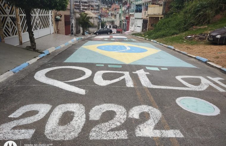 GAROTADA DO JARDIM TUPÃ, NO RIACHO, DECORA RUA PARA COPA