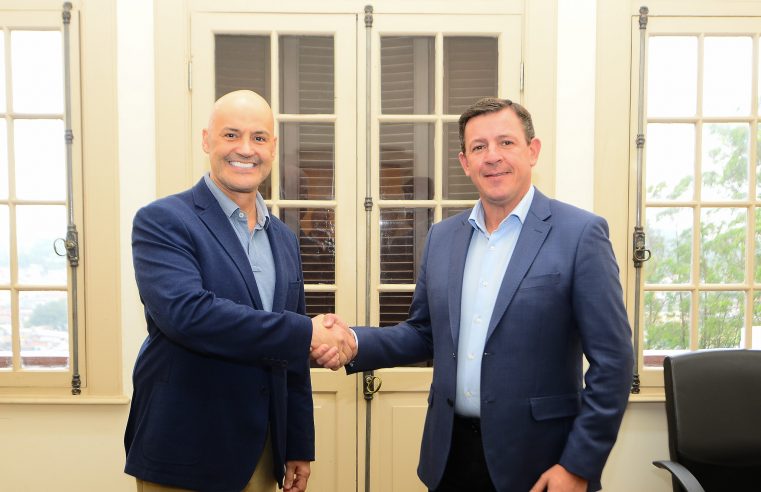 PREFEITO ORLANDO MORANDO TRANSMITE CARGO PARA ESTEVÃO CAMOLESI