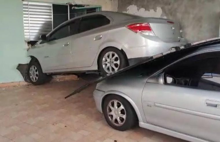 CAMINHÃO ATINGE CARROS E RESIDÊNCIA NO BAIRRO DOS CASA