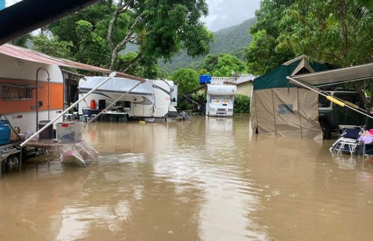 MORADORA DO BAIRRO DOS CASA RELATA COMO FORAM AS FORTES CHUVAS EM SÃO SEBASTIÃO