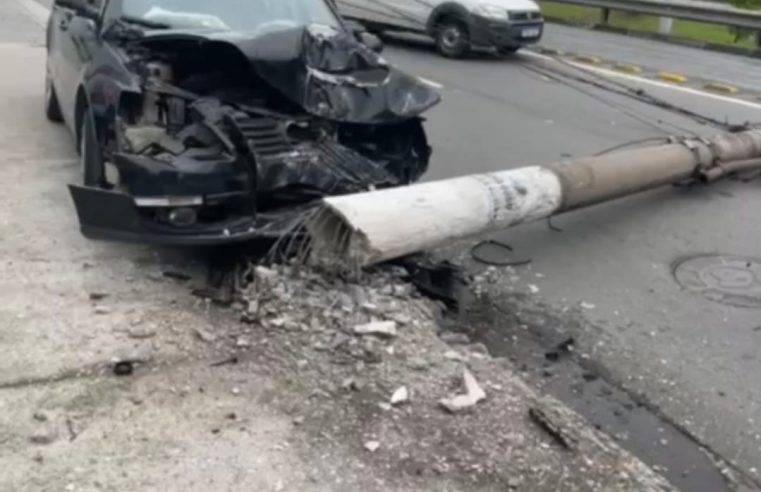 GRAVE ACIDENTE: MOTORISTA PERDE CONTROLE E DERRUBA POSTE NA AV. RAMIRO COLLEONI