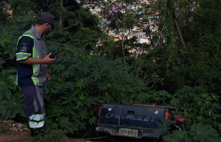 NA VILA SÃO PEDRO, EQUIPE DO TRÂNSITO REMOVE CAMINHONETE QUE PERDEU CONTROLE E FICOU PRESA EM LADEIRA