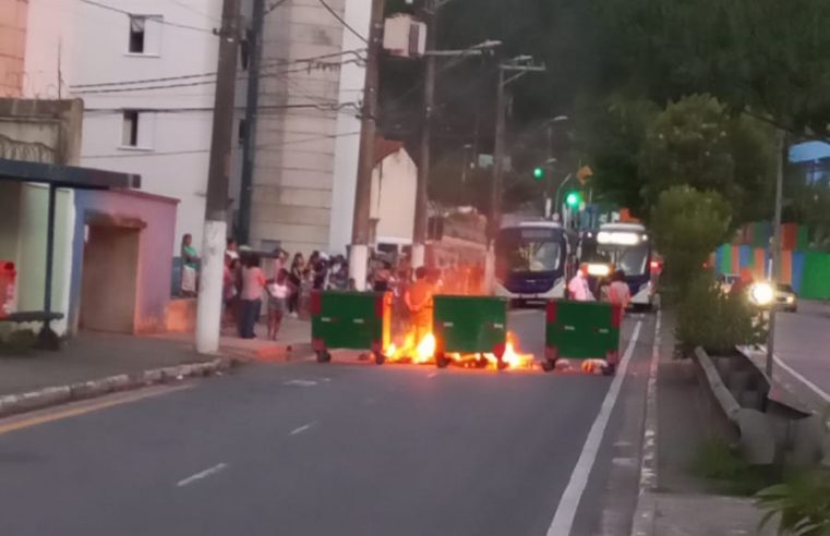 MORADORES DA TIRADENTES BLOQUEIAM RUA E PROTESTAM CONTRA FALTA DE ENERGIA ELÉTRICA