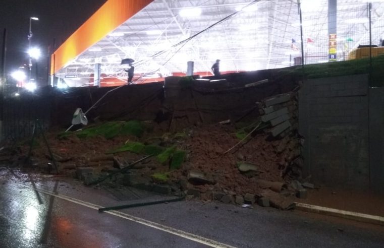 FORTE CHUVA DERRUBA MURO DO ATACADÃO