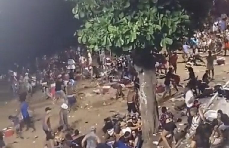 BLOCO DE RUA TERMINA EM TIROTEIO COM DOIS MORTOS E DEZENOVE DE FERIDOS NO RIO