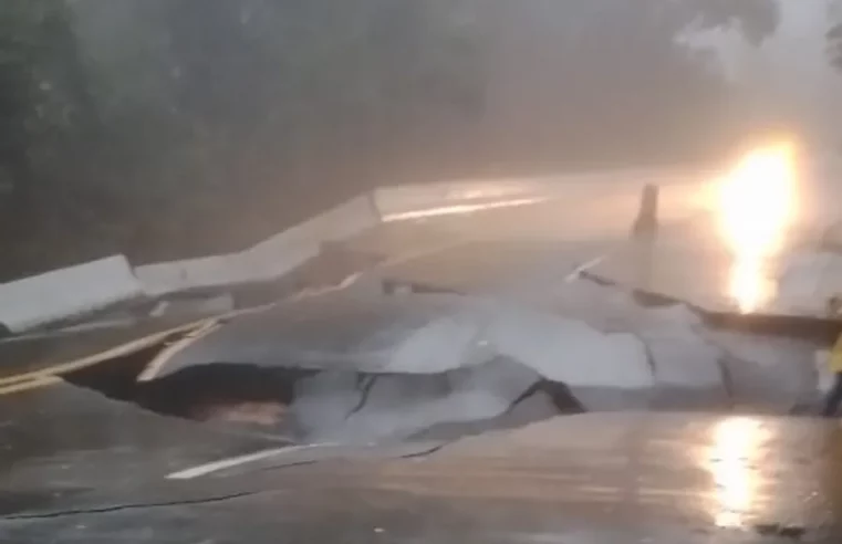 RODOVIA MOGI-BERTIOGA INTERDITADA POR ROMPIMENTO DE TUBULAÇÃO CAUSADO POR CHUVAS