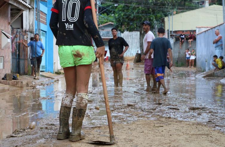 TEMPORAL QUE ATINGIU O LITORAL DE SP É O MAIOR JÁ REGISTRADO NO PAÍS