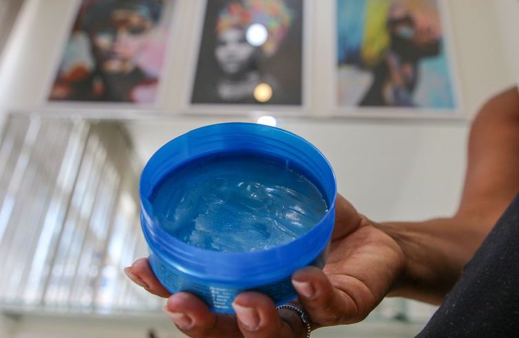 ANVISA PROÍBE VENDA DE TODAS AS POMADAS PARA MODELAR E TRANÇAR CABELOS