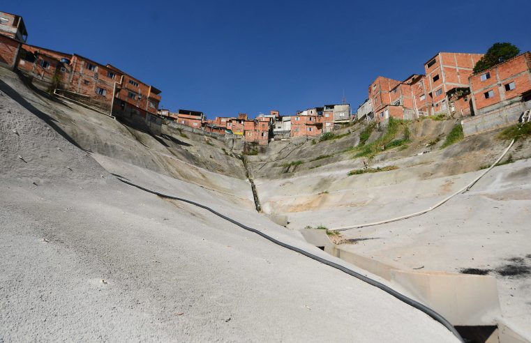 OBRAS DE CONTENÇÃO DE ENCOSTAS NO JARDIM REGINA ENTRAM EM FASE FINAL