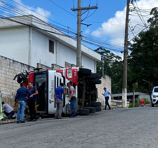 CAMINHÃO TOMBA NO BAIRRO DEMARCHI EM SÃO BERNARDO DO CAMPO