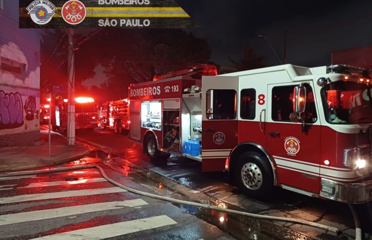INCÊNDIO EM OFICINA MECÂNICA DE SÃO CAETANO DO SUL MOBILIZA 12 VIATURAS DO CORPO DE BOMBEIROS