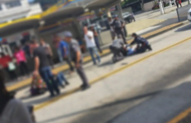 DUAS PESSOAS SÃO ATROPELADAS NO CORREDOR DE TRÓLEBUS EM DIADEMA