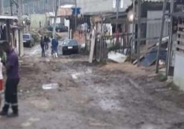 QUATRO PESSOAS SOTERRADAS POR DESLIZAMENTO SÃO RESGATADAS PELOS BOMBEIROS EM SANTO ANDRÉ