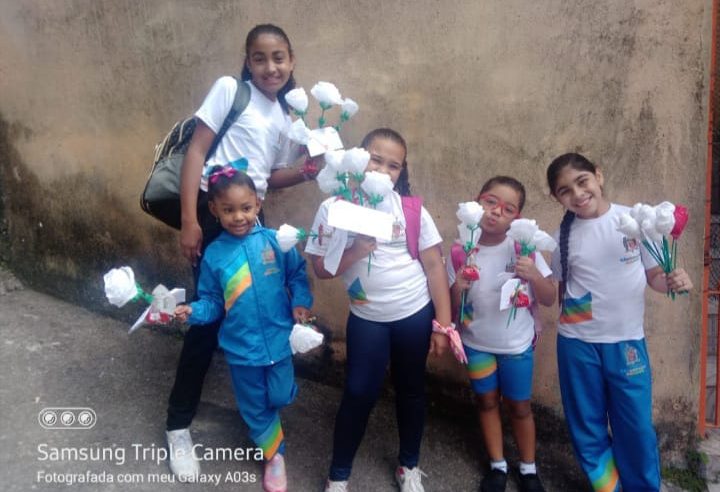 ROSAS DE PAPEL CREPOM ALEGRAM PROFESSORES E AMIGOS NA EMEB BENEDITO JOSÉ DE MORAES