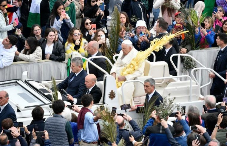 PAPA FRANCISCO CELEBRA MISSA DE DOMINGO DE RAMOS APÓS RECEBER ALTA DO HOSPITAL