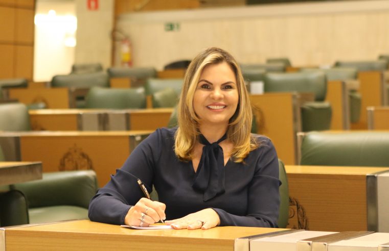 CARLA MORANDO PRESTA HOMENAGEM AO ATOR PAULO GUSTAVO COM NOME EM TÚNEL DA RODOVIA ANCHIETA