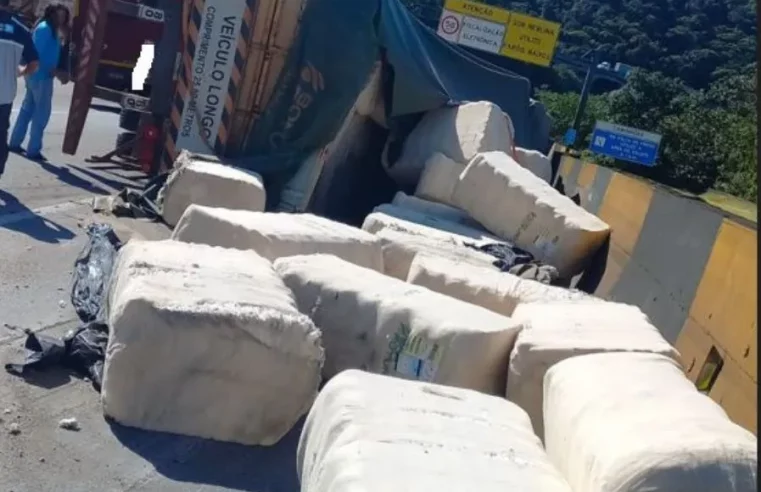 CARRETA CARREGADA DE ALGODÃO TOMBA E INTERROMPE TRÂNSITO NA ANCHIETA