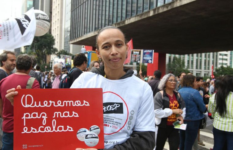 PROFESSORES E ALUNOS DE SP PROTESTAM CONTRA NOVO ENSINO MÉDIO E SUPERLOTAÇÃO DE TURMAS