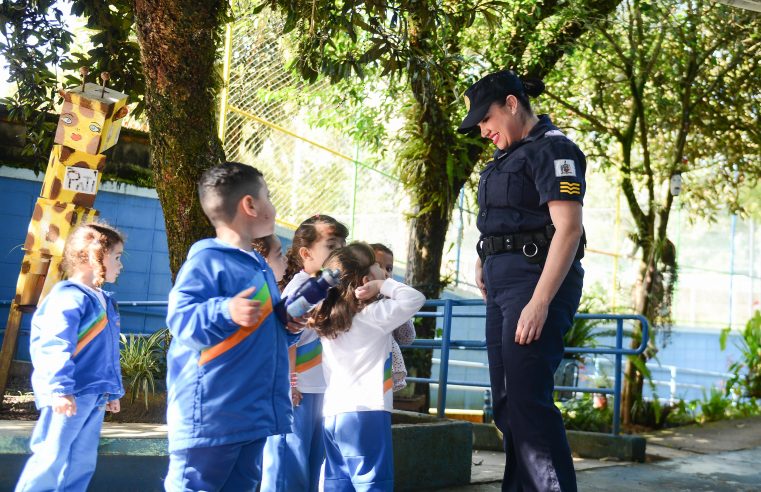 GCM DE SÃO BERNARDO ALIA PROFISSÃO E MATERNIDADE REFORÇANDO SEGURANÇA NA ESCOLA DA FILHA