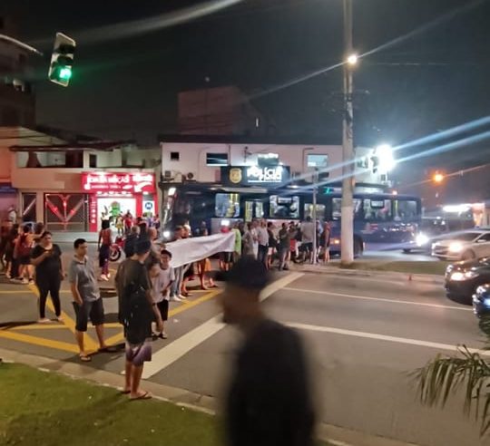 MORADORES REGISTRAM MANIFESTAÇÃO NA ESTRADA DOS ALVARENGAS NA NOITE DE HOJE, 4 DE MAIO