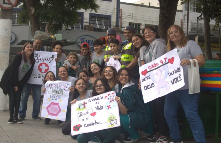 CORRENTE DO BEM: COLÉGIO SEMEANDO DE SÃO BERNARDO CELEBRA DIA DO ABRAÇO NA PRAÇA DA MATRIZ