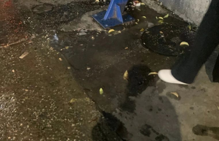 SABESP REALIZA DESOBSTRUÇÃO DE ESGOTO EM PONTO DE ÔNIBUS NA RUA JURUBATUBA