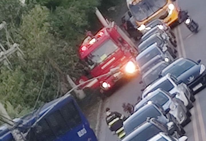 ACIDENTE COM ÔNIBUS INTERROMPE TRÂNSITO NA ESTRADA DOS CASAS