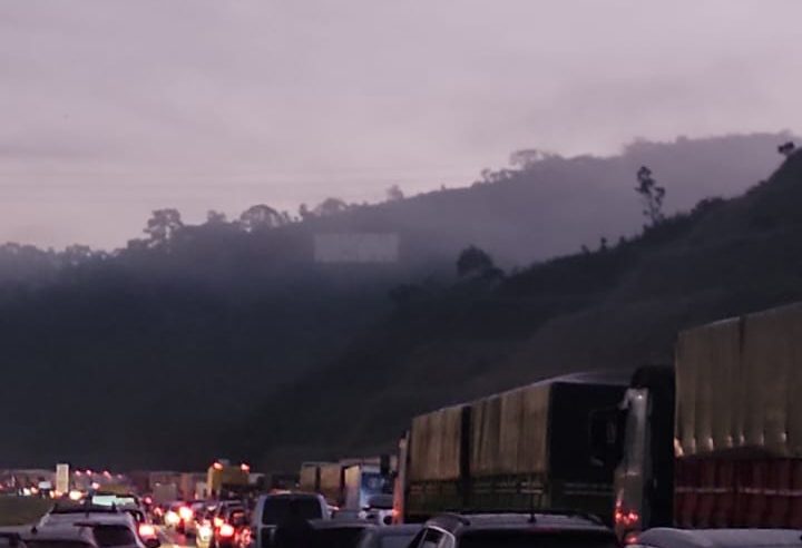 ACIDENTE GRAVE NA RODOVIA DOS BANDEIRANTES ENVOLVE CARRO E DUAS CARRETAS