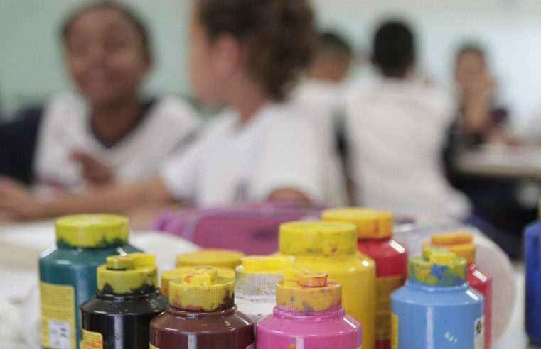 ALUNOS DA EMEB ESTUDANTE FLAMÍNIO ARAÚJO PARTICIPAM DE OFICINAS ARTÍSTICAS SOBRE SUSTENTABILIDADE NESTA SEXTA-FEIRA