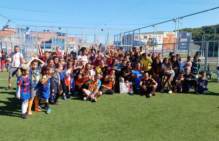 SAMUEL LINO, JOGADOR DO ATLÉTICO DE MADRID, REALIZA VISITA SURPRESA À ESCOLINHA DE FUTEBOL DO JARDIM PETRONI