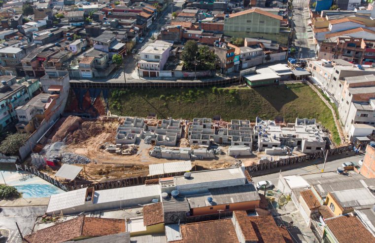 PREFEITO ORLANDO MORANDO VISTORIA CONSTRUÇÃO DE 120 APARTAMENTOS NO CONJUNTO ALVARENGA PEIXOTO