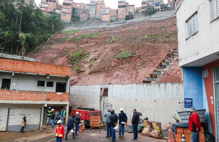 PREFEITO ORLANDO MORANDO ACOMPANHA EXECUÇÃO DE OBRA DE CONTENÇÃO DE ENCOSTA NA RUA DA BICA