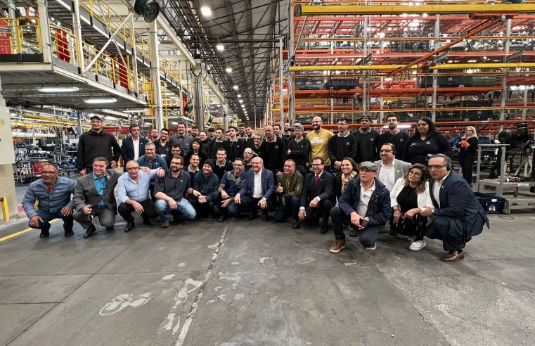 COM PRESENÇA DE AUTORIDADES, MERCEDES-BENZ REALIZA GRANDE VENDA DE VEÍCULOS COMERCIAIS EM PROGRAMA DO GOVERNO FEDERAL