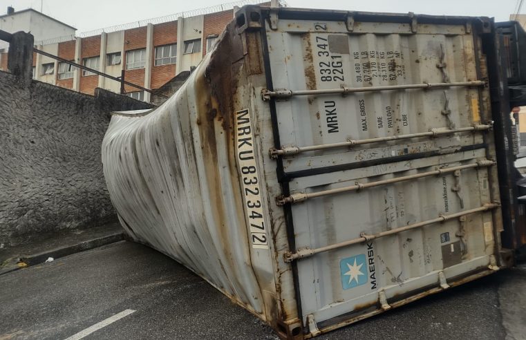 CAMINHÃO COM CONTÊINER TOMBA NO BAIRRO ALVES DIAS, EM SÃO BERNARDO DO CAMPO