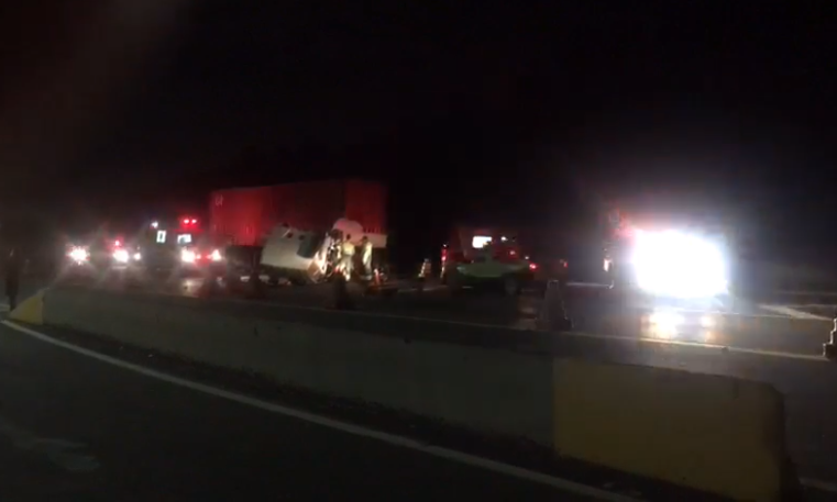 VÍDEO: COLISÃO ENTRE DUAS CARRETAS NA RODOVIA DOS IMIGRANTES KM 27,7